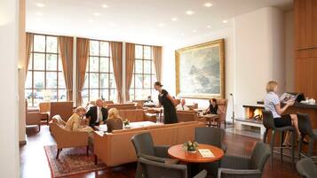Desayuno buffet diario (EUR 23 por persona)