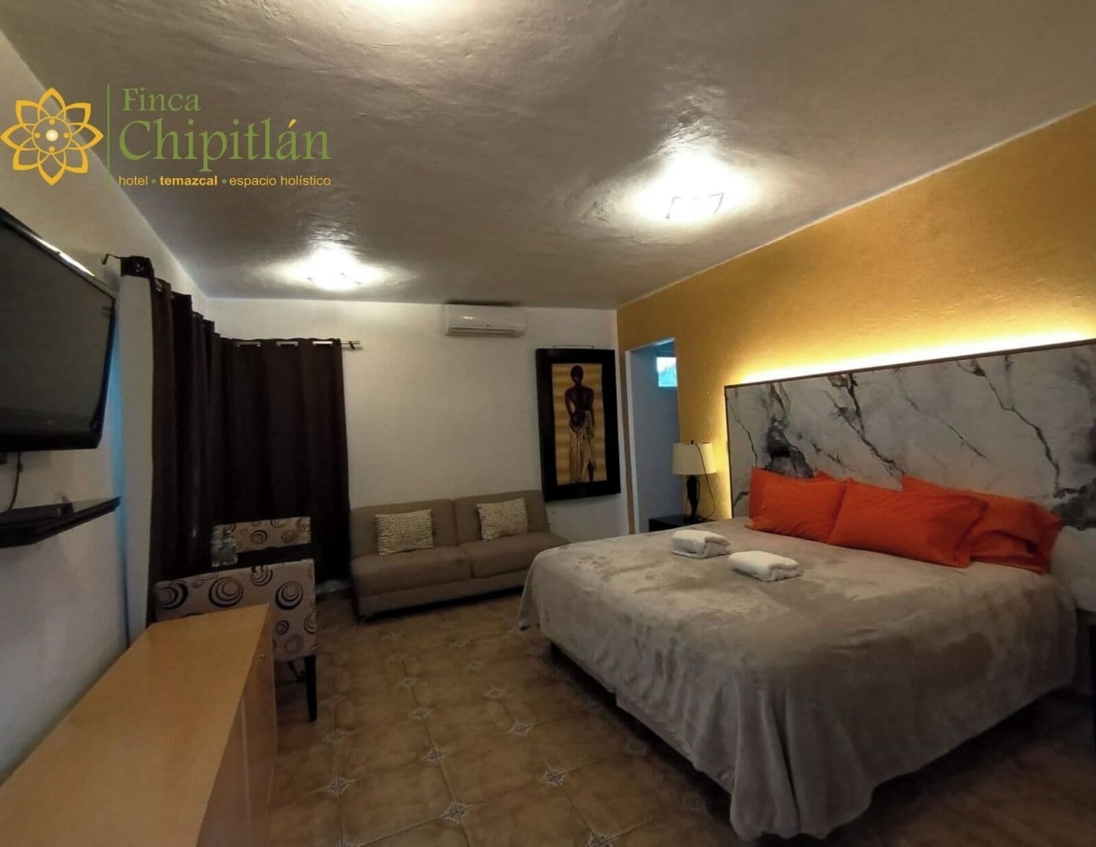 Tabla de planchar con plancha, wifi gratis y ropa de cama 