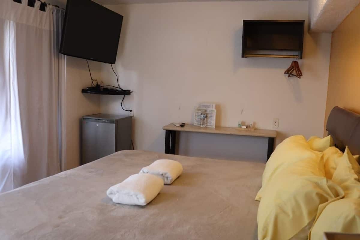 Traditional-Suite, 1 King-Bett | Bügeleisen/Bügelbrett, kostenloses WLAN, Bettwäsche