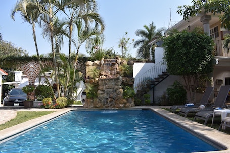 2 piscinas al aire libre, sillones reclinables de piscina. Finca Chipitlán Hotel