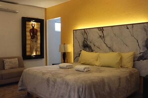 Tabla de planchar con plancha, wifi gratis y ropa de cama