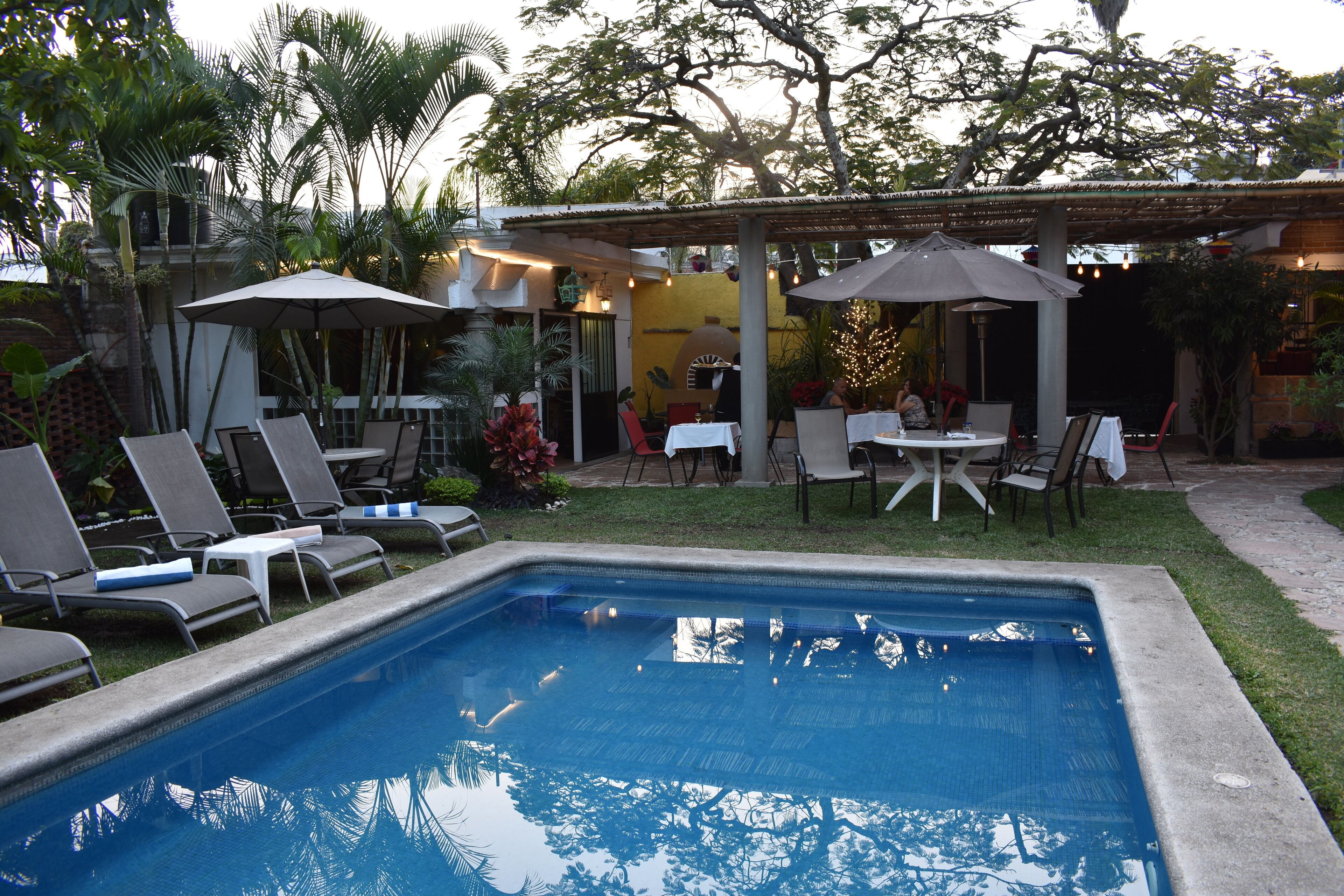 2 albercas al aire libre y camastros 