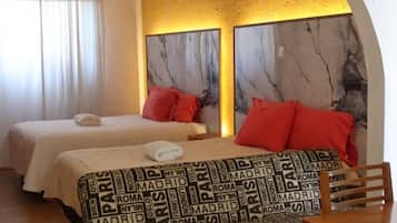 Habitación doble familiar | Tabla de planchar con plancha, wifi gratis y ropa de cama