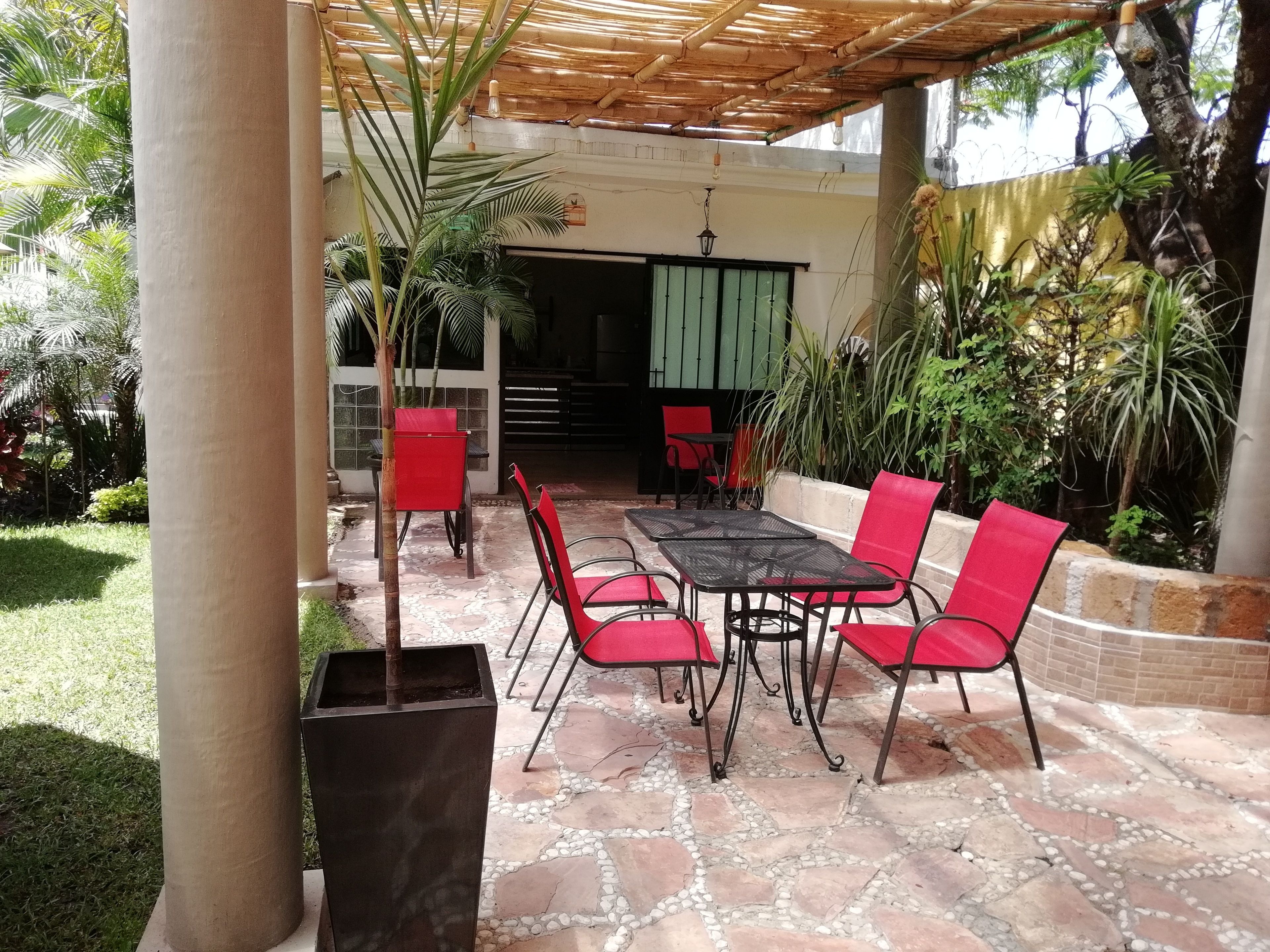 Se sirven desayunos, comidas y cenas con mesas al aire libre 