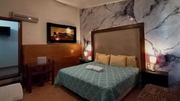 Traditional Room, 1 King Bed | Iron/ironing board, free WiFi, bed sheets