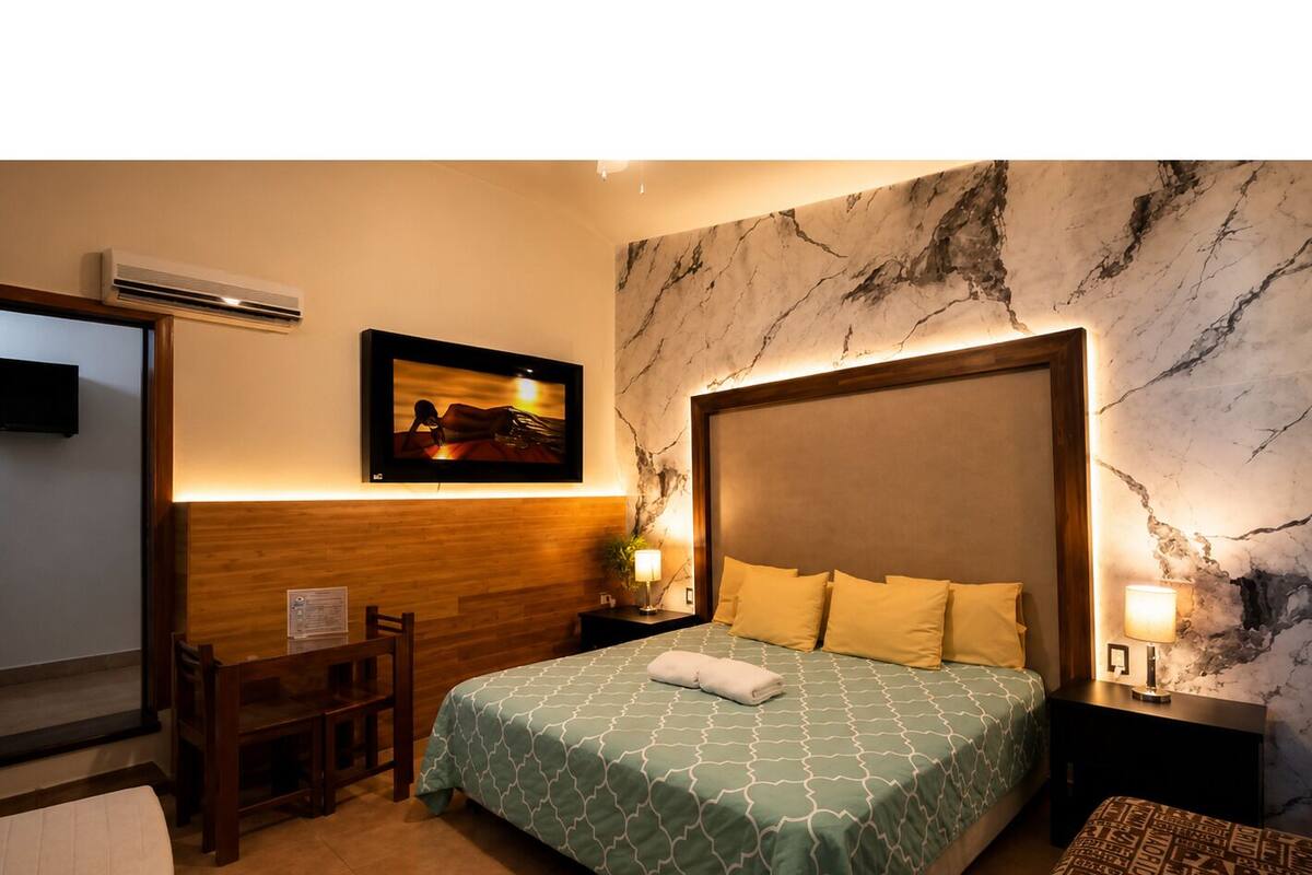 Habitación tradicional, 1 cama King size | Tabla de planchar con plancha, wifi gratis y ropa de cama 