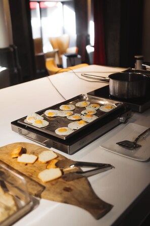 Daily buffet breakfast for a fee - Martin’s Dream Hotel (Mons)