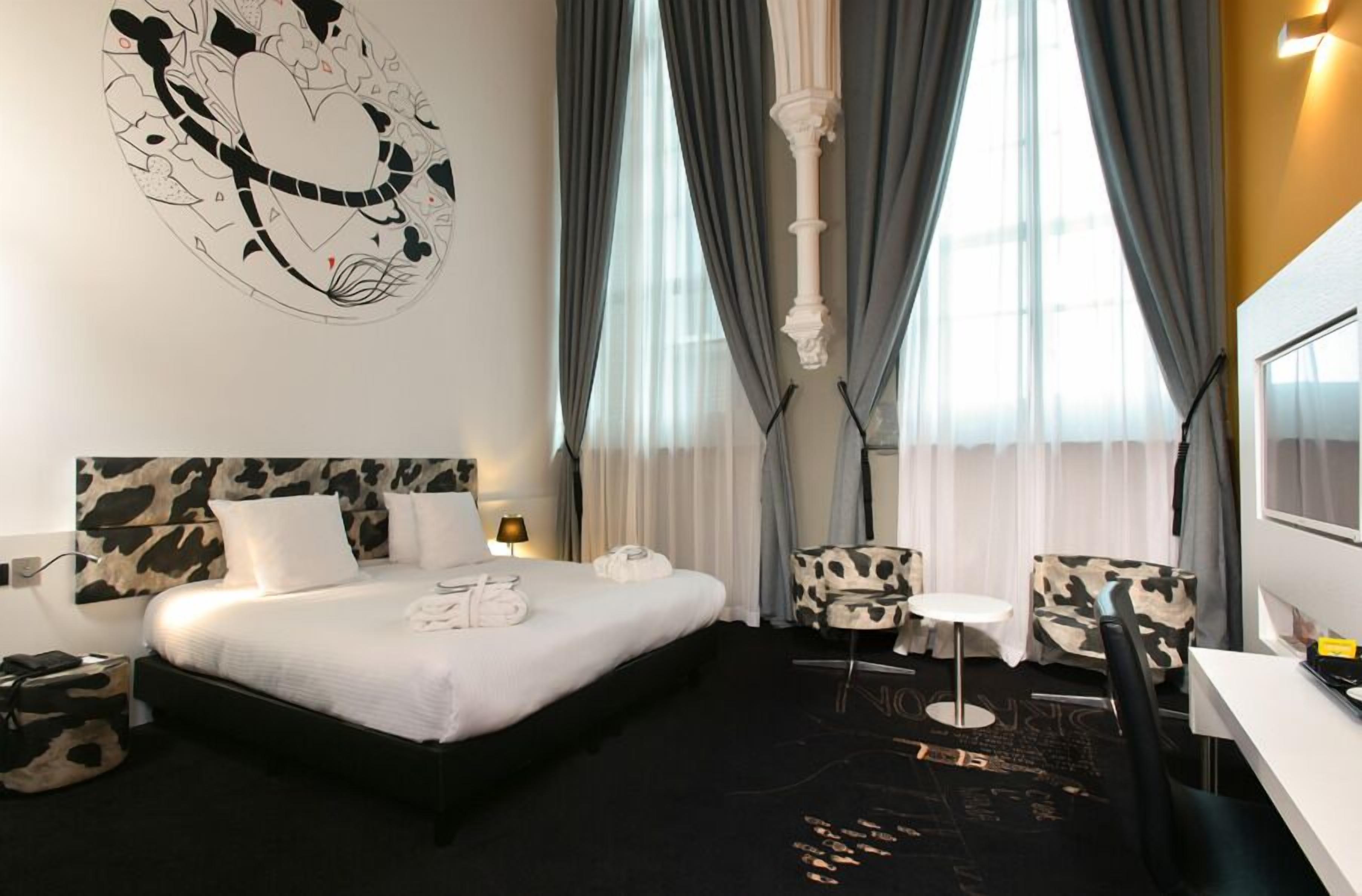 deluxe room | minibar, in-room safe, desk, soundproofing