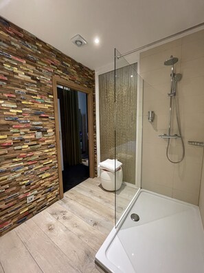 Habitación económica, en edificio anexo (Cosy) | Baño | Artículos de higiene personal gratuitos, secador de pelo y zapatillas