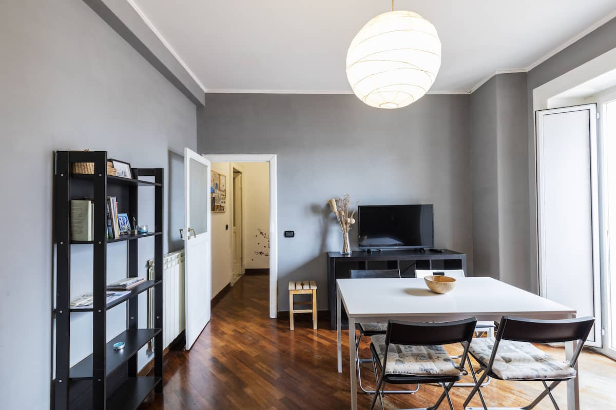 Comfort appartement | Woonkamer | Een 24-inch flatscreentelevisie met satellietzenders en een televisie