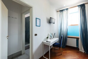 غرفة ثلاثية | مكتب وتجهيزات عازلة للصوت ومكواة/لوح كي وواي فاي مجانًا