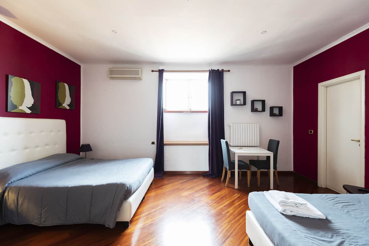 Quadruple Room | Desk, soundproofing, iron/ironing board (on request), WiFi (free)