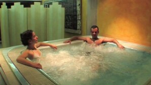 A hot tub with two people. - La Posada de Langre (Ribamontan al Mar)