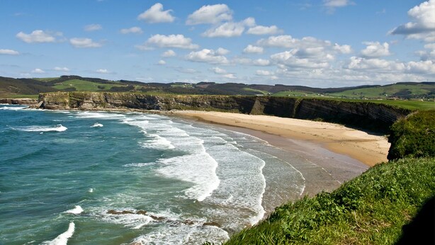 A coastal landscape with a beach, cliffs, and a clear sky. - La Posada de Langre (Ribamontan al Mar)