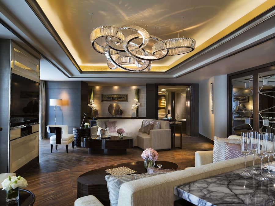 Sengetøy av topp kvalitet, minibar, safe på rommet og skrivebord