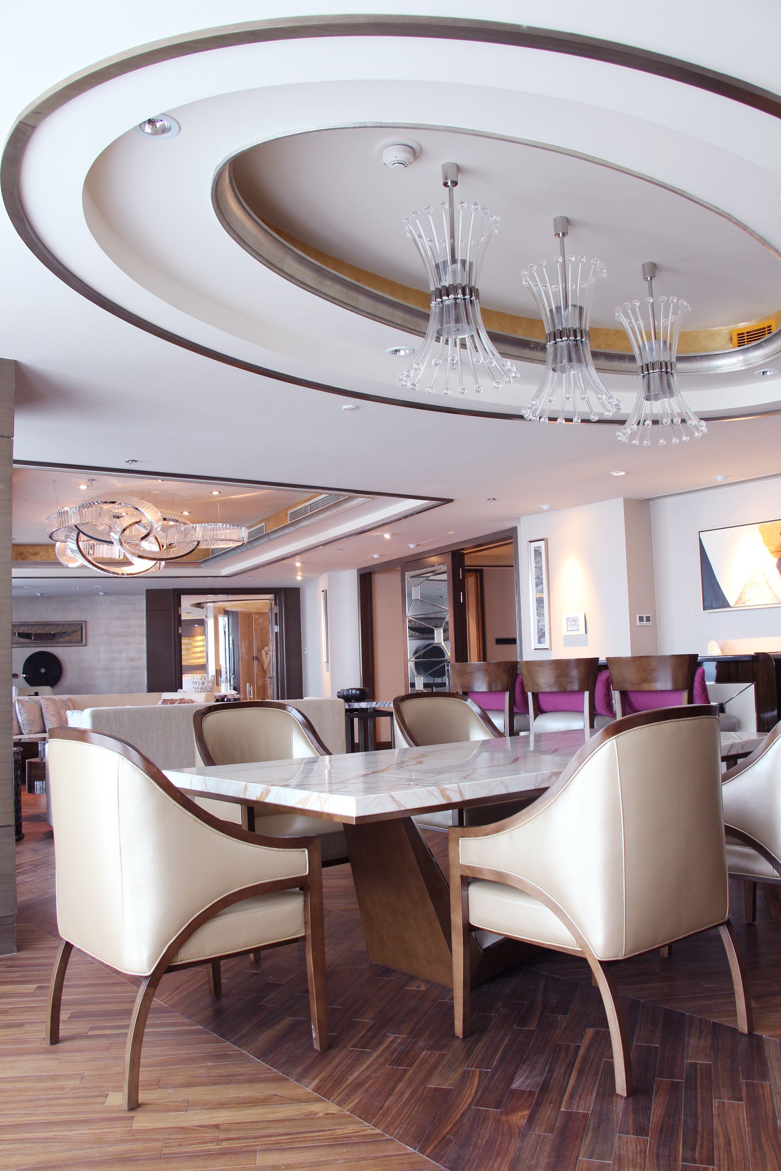 3 间餐厅，供应早餐、午餐和晚餐，中国菜