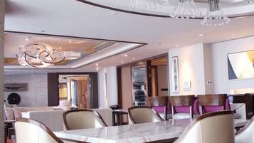 3 restaurantes; se sirve desayuno, almuerzo y cena; cocina china