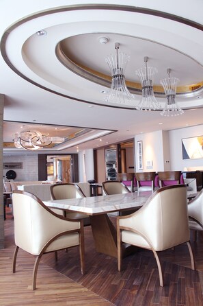 3 restaurants, breakfast, lunch, dinner served; Chinese cuisine 