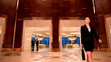 Serves breakfast, lunch, and dinner