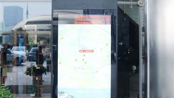 Señal de parada de taxis con un mapa y un código QR.