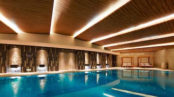 Inomhuspool och livvakter på plats