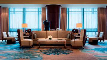 Serves breakfast, lunch, and dinner