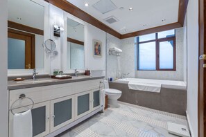 Combined shower/tub, hair dryer, towels - Wyndham Kunming Resort (Kunming)