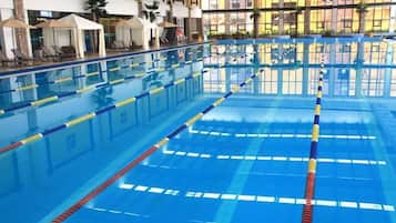 Kolam renang indoor dan kolam renang outdoor