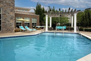 A swimming pool with lounge chairs and a pergola. - Hilton Garden Inn Murfreesboro (Murfreesboro)