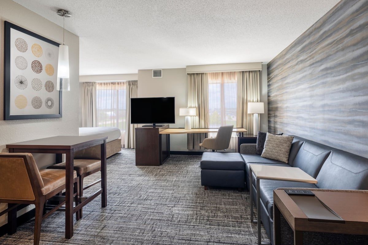 Pillowtop beds, desk, iron/ironing board, free WiFi