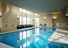 Una piscina cubierta