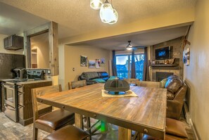 Condo, 2 habitaciones | Servicio a la habitación