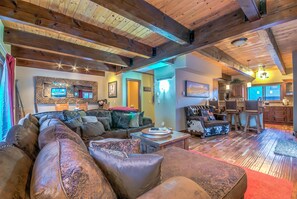 3 Bedroom, 4 Bathroom - 24 | Living area | Flat-screen TV, fireplace, iPod dock