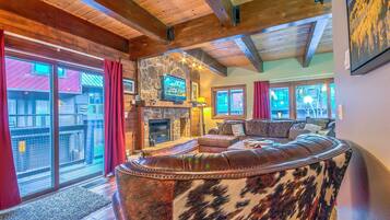 Kondominium | Area keluarga | TV layar datar, perapian, dan stasiun docking iPod