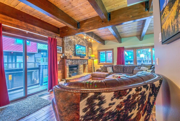 3 Bedroom, 4 Bathroom - 24 | Living area | Flat-screen TV, fireplace, iPod dock