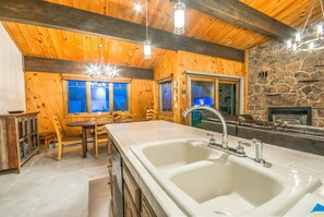 Kondominium, 3 kamar tidur | Dapur pribadi | Lemari es besar, microwave, kompor, dan mesin pencuci piring