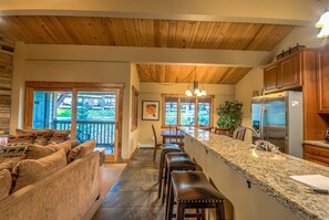 Kondominium | Dapur pribadi | Lemari es besar, microwave, kompor, dan mesin pencuci piring