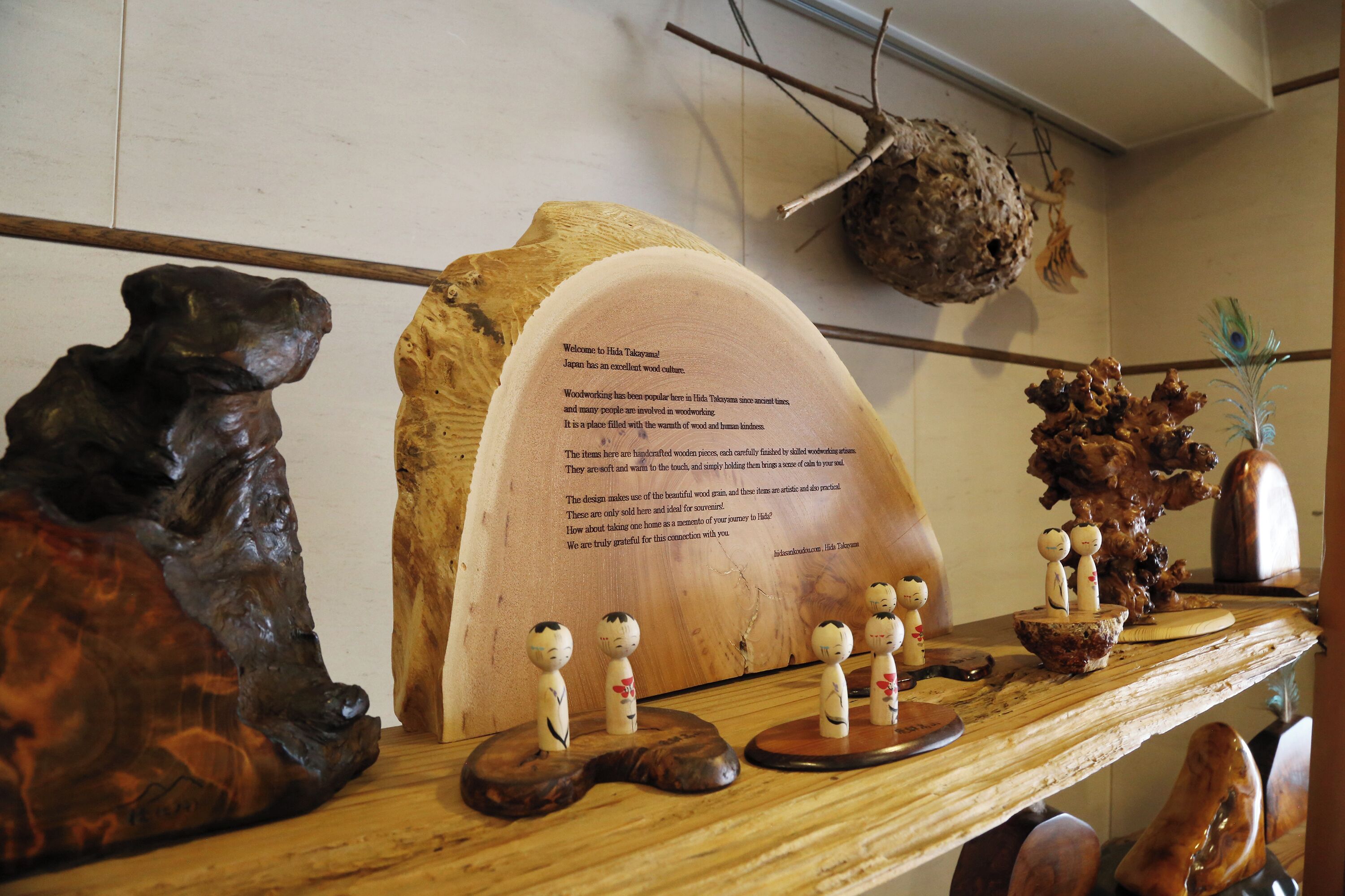Un espositore in legno con figure intagliate e una targa.