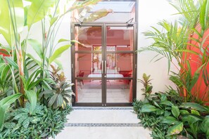 Ginger Suite Poolside 1 | Living area | 50-cm Smart TV with cable channels - Bali Ginger Suites & Villa (Seminyak)