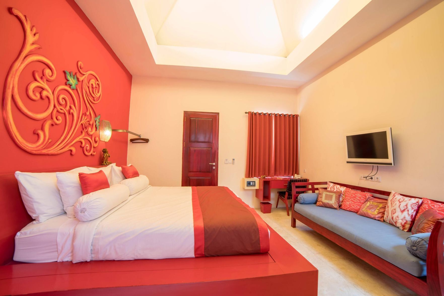 Premium bedding, pillowtop beds, free minibar items, in-room safe