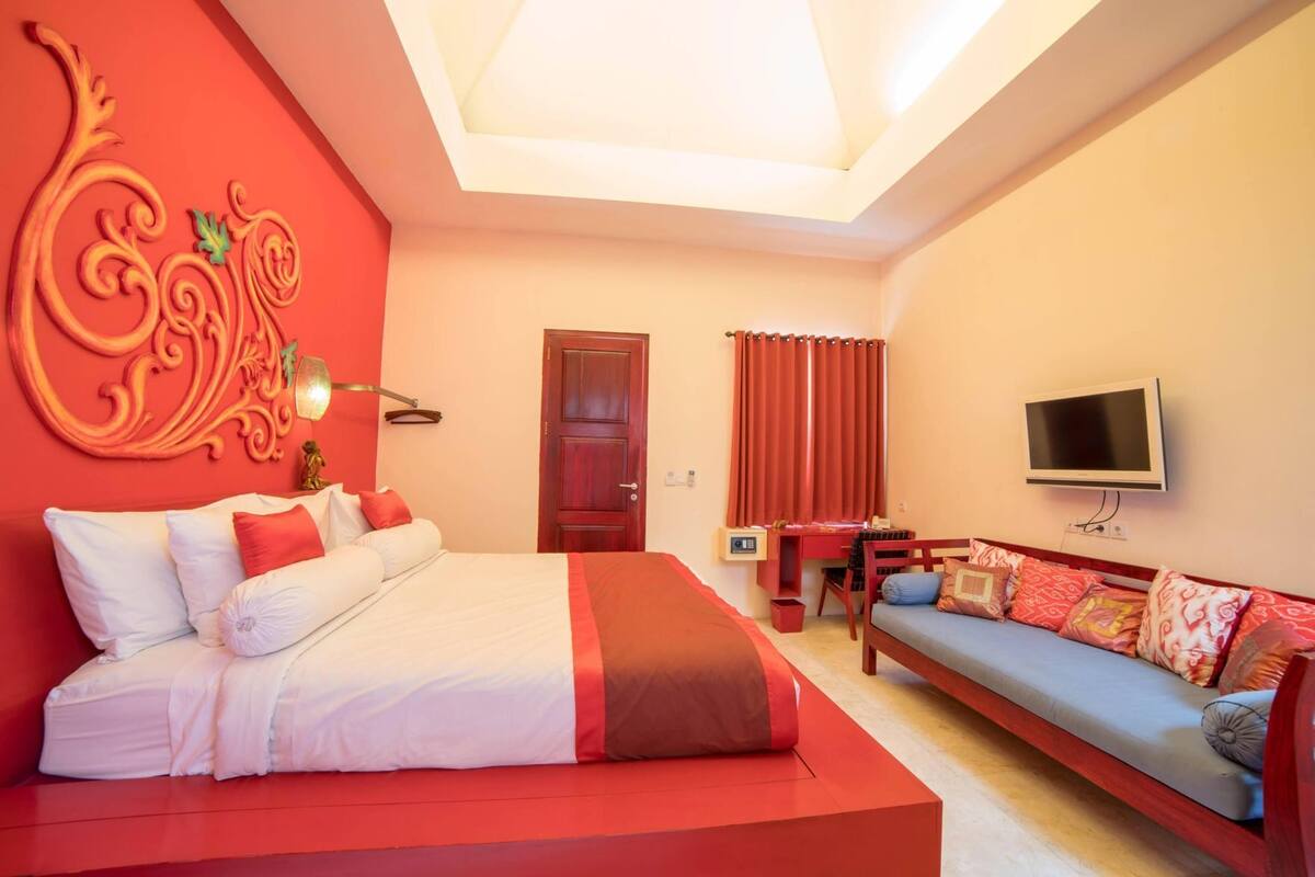 Premium bedding, pillowtop beds, free minibar items, in-room safe