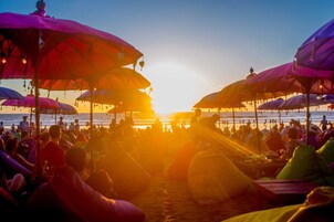 Una spiaggia nelle vicinanze, lettini da mare, ombrelloni