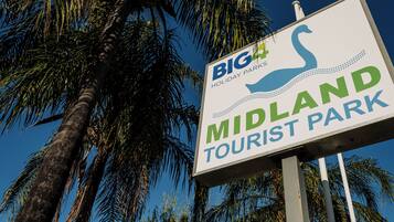Señal para Big Island Holiday Parks Midland Tourist Park.