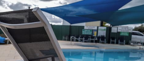 Piscine extérieure, chaises longues