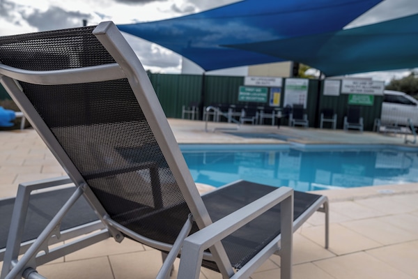 Piscine extérieure, chaises longues