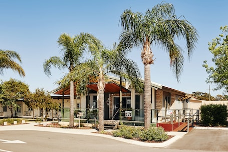 Exterior. BIG4 Perth Midland Tourist Park