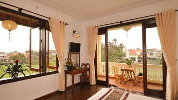 Deluxe-Zimmer, Gartenblick | Minibar, Zimmersafe, Schreibtisch, Bügeleisen/Bügelbrett