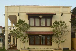 Fachada de la propiedad por la tarde o noche