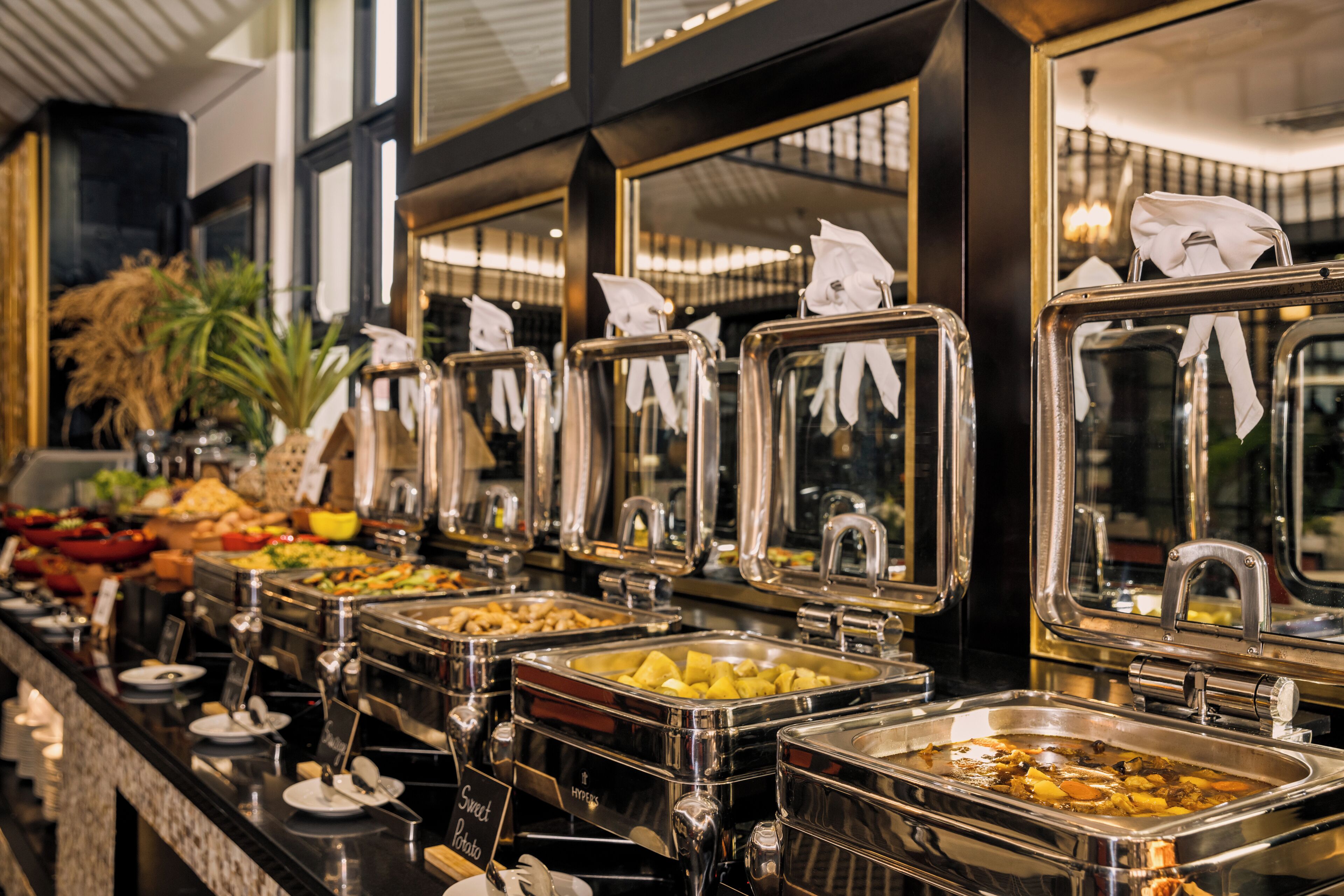 Daily buffet breakfast (VND 350000 per person)