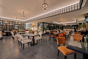 朝食、ランチ、ディナーに営業